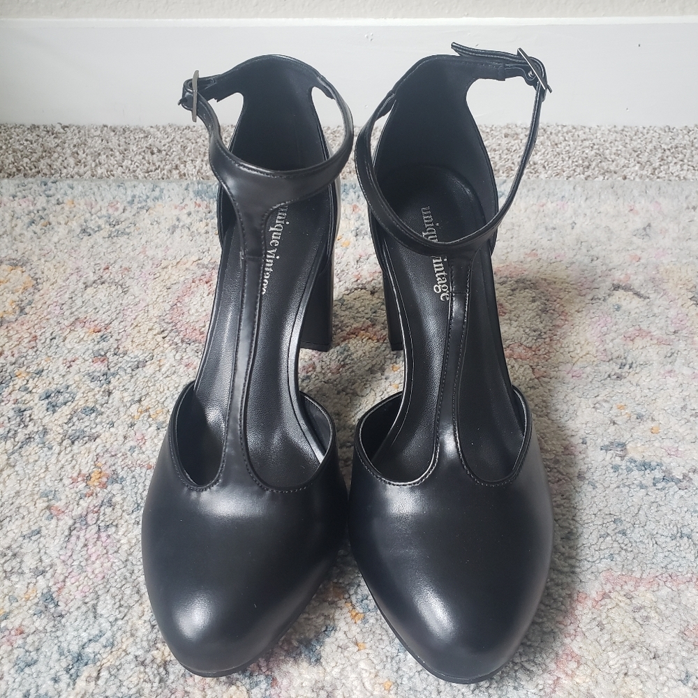 Unique Vintage Black Leatherette T-Strap Astaire Pumps size 7 NWOT